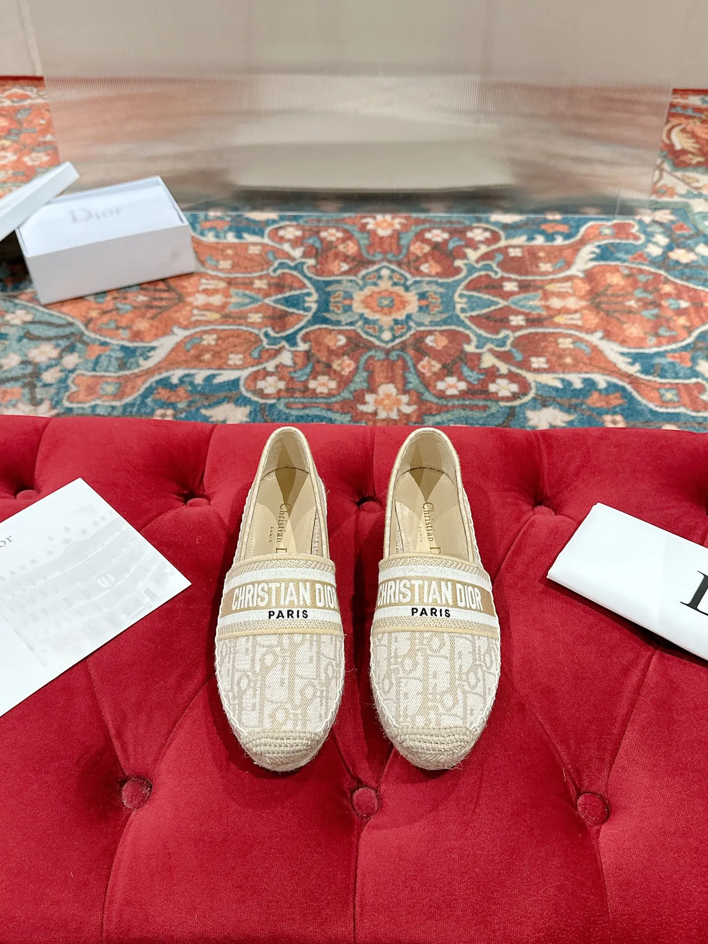 👟👟Ex-factory price 440👟👟 Dior DIOR's new popular early spring fisherman shoes 🆕 Simple, elegant and fashionable, timeless and timeless, it is a classic that will never fade away in the fashion circle, retro fisherman shoes. Original hand-woven surface, electric embroidery technology! Specific cloth surface and rubber outsole. Code number: 35-39 (40.41 customized, non-refundable)